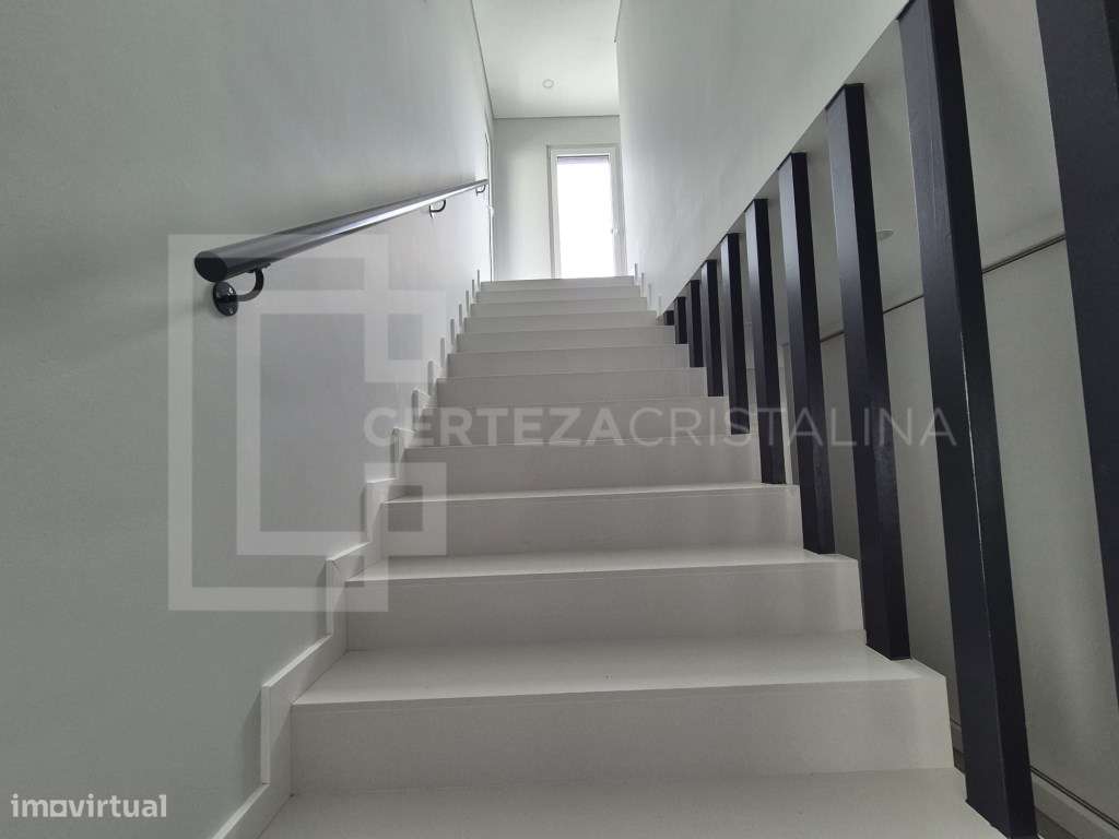 MORADIA CONTEMPORÂNEA COM PISCINA PRIVADA E GARAGEM-16