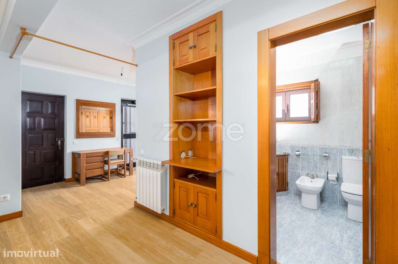 Moradia T4 (espaçosa) em Casais de Mem Martins-4