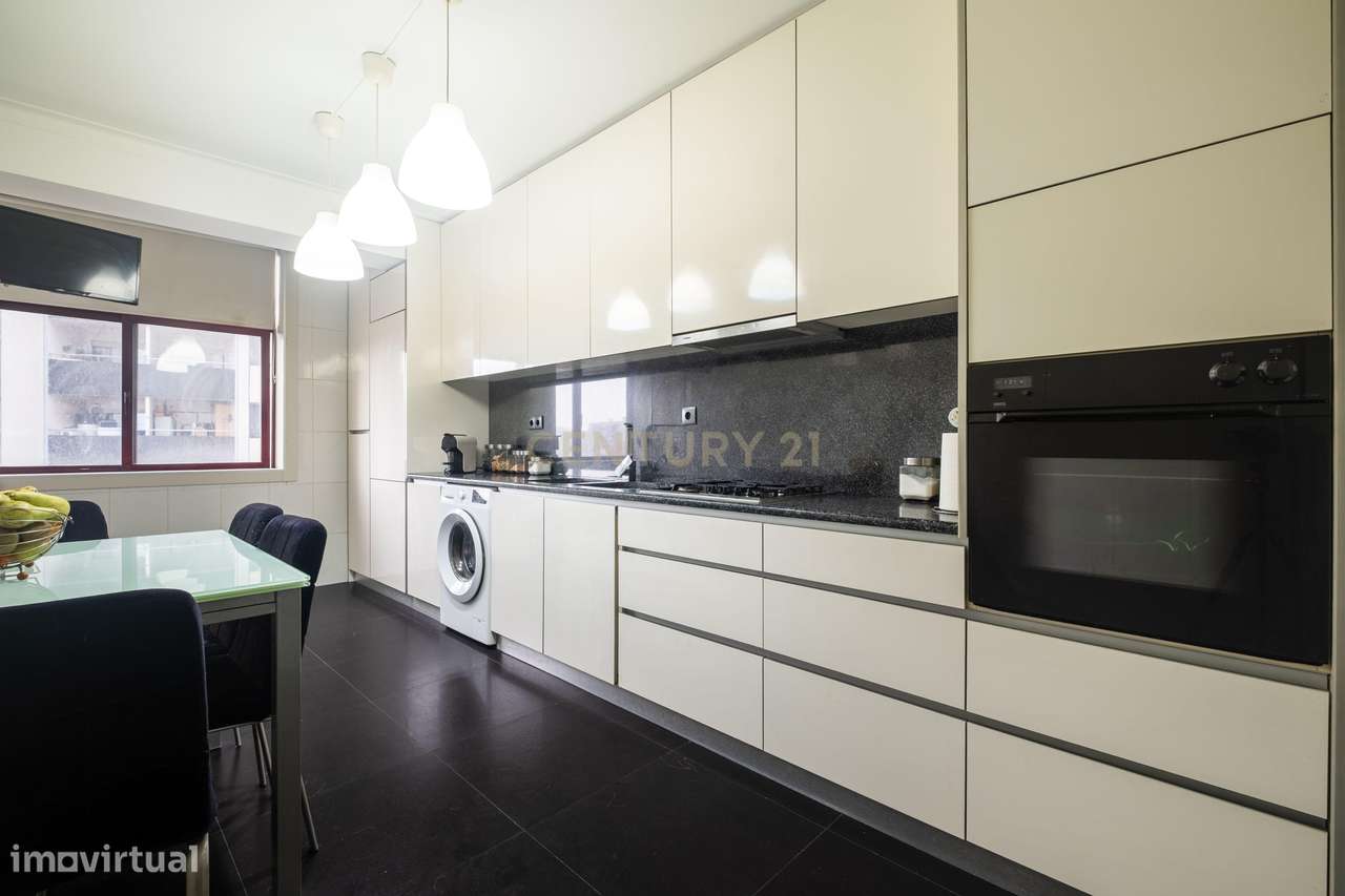 Apartamento T3 Renovado, com aquecimento central, varanda e lugar de g-12