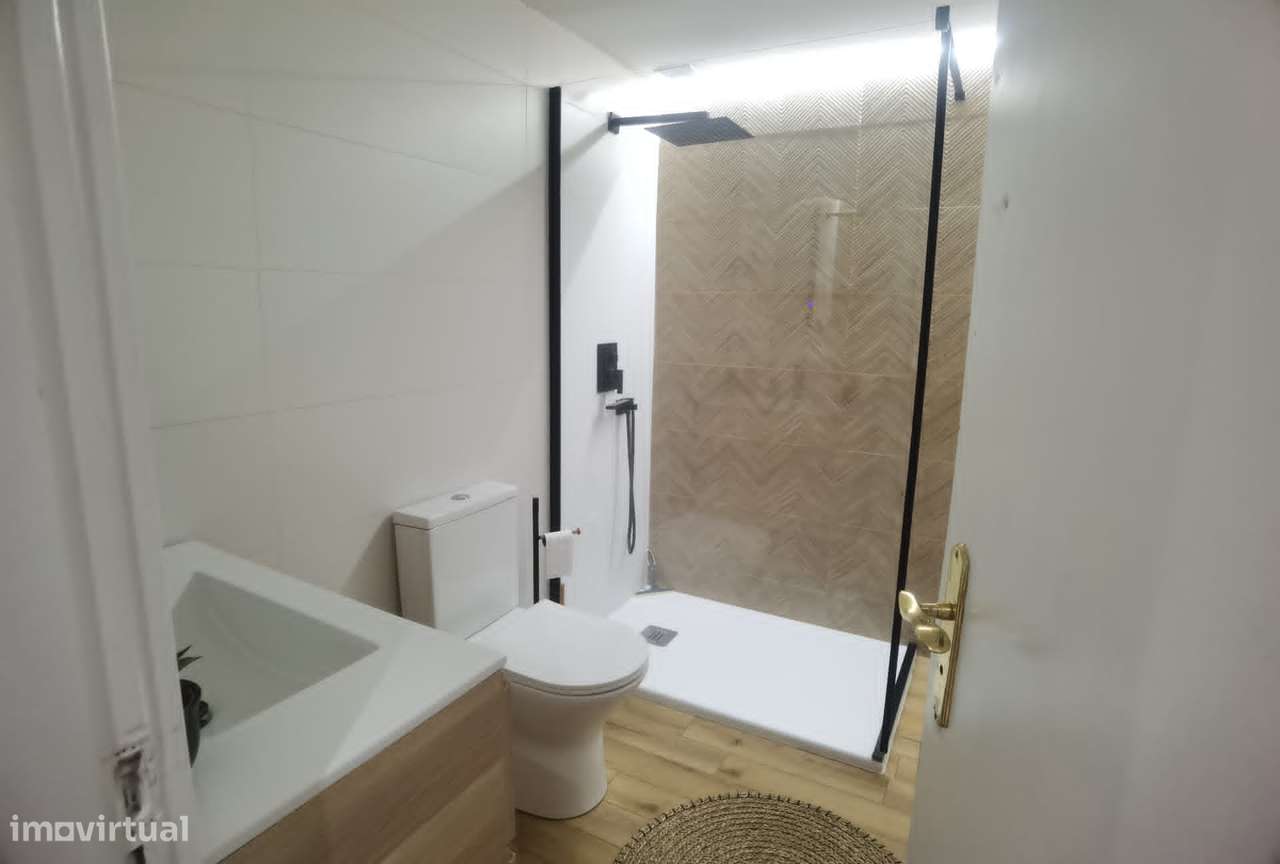 Apartamento T2 Renovado Almada-17