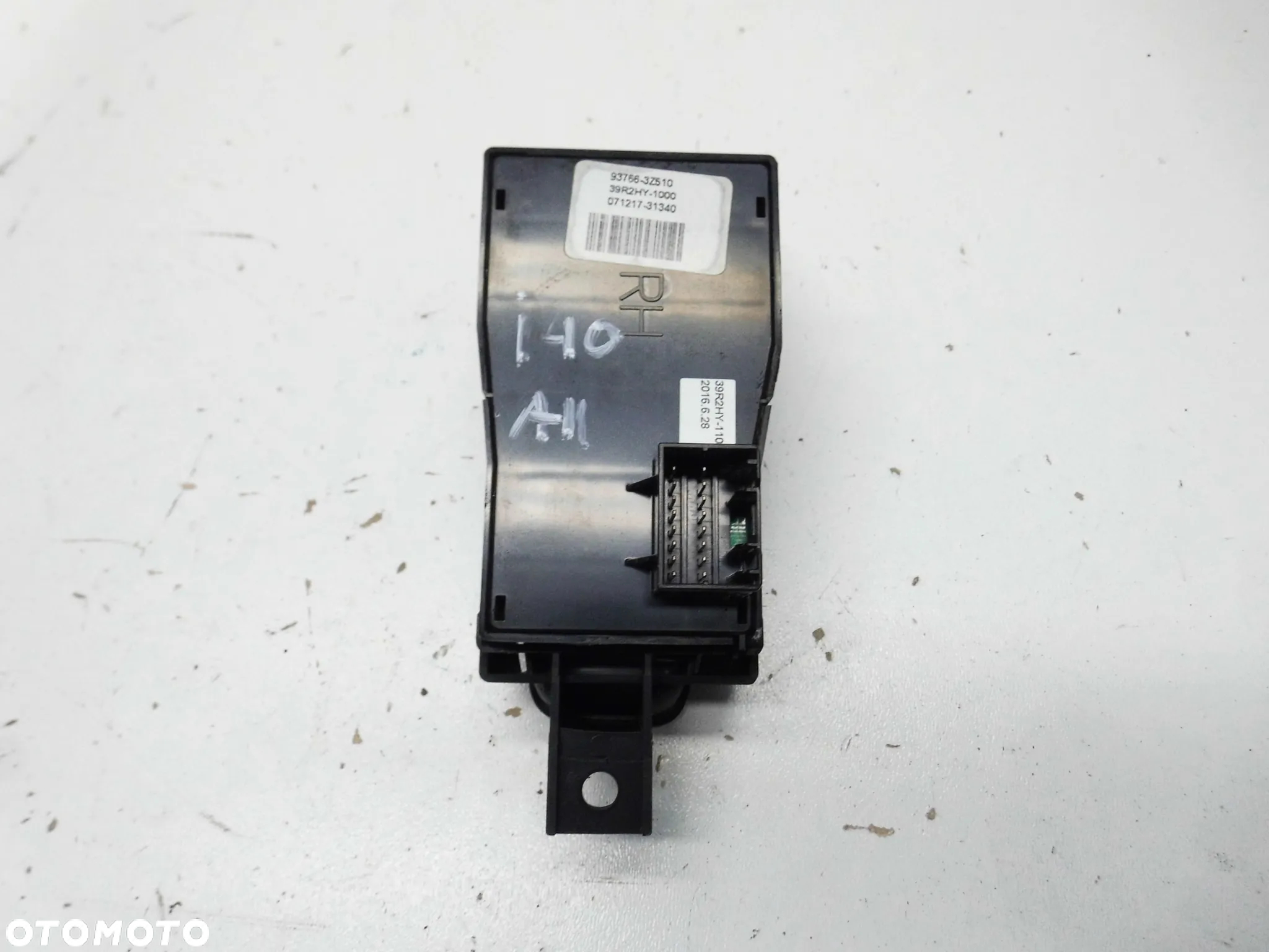 PANEL WŁĄCZNIK HAMULCA PRZEŁĄCZNIK REGULACJI LUSTEREK 93766-3Z510 HYUNDAI I40 - 4