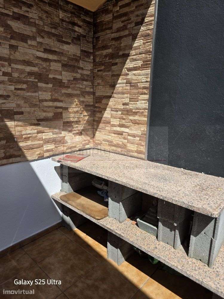 Moradia T4 com piscina e 900 m² de terreno na Quinta da Serralheira,-9
