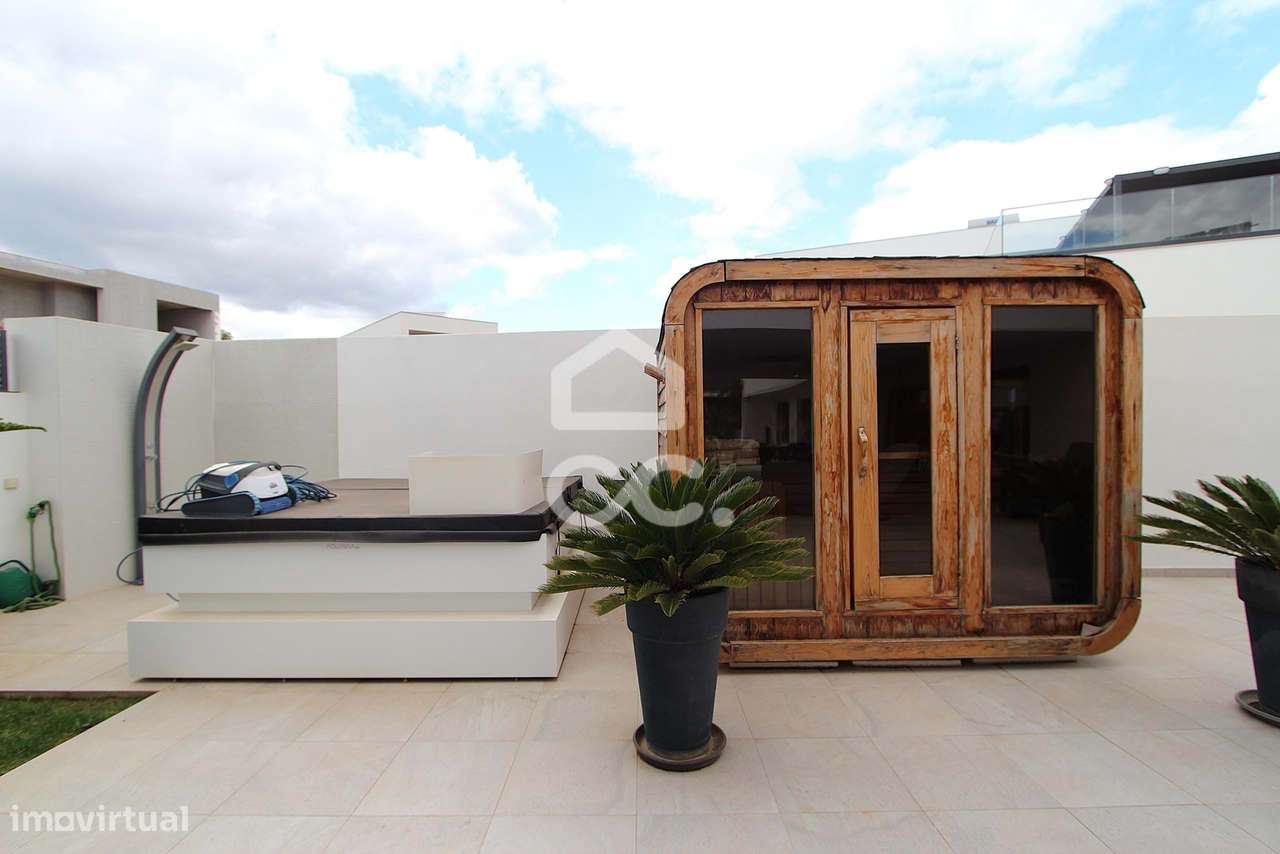 Moradia T3 com piscina, terraço e garagem ampla em Alcantarilha-31