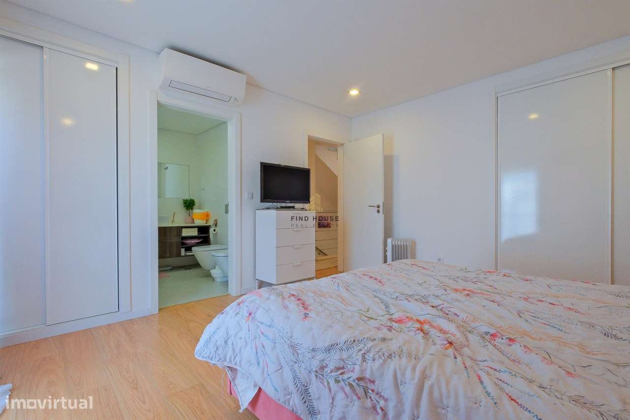 Moradia T3 com piscina, jardim e garagem box, na Caparica-24