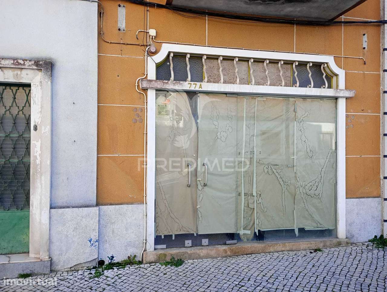 Prédio composto de uma loja e 2 apartamentos - Grande imagem: 2/40