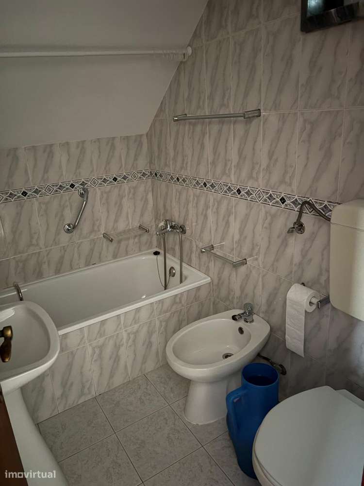 T3 em banda pronta a habitar com sótão habitável-13