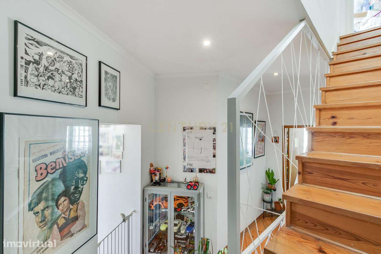 Terreno de 956m2 com duas moradias em Alcântara, Lisboa, uma T4 e T3-34