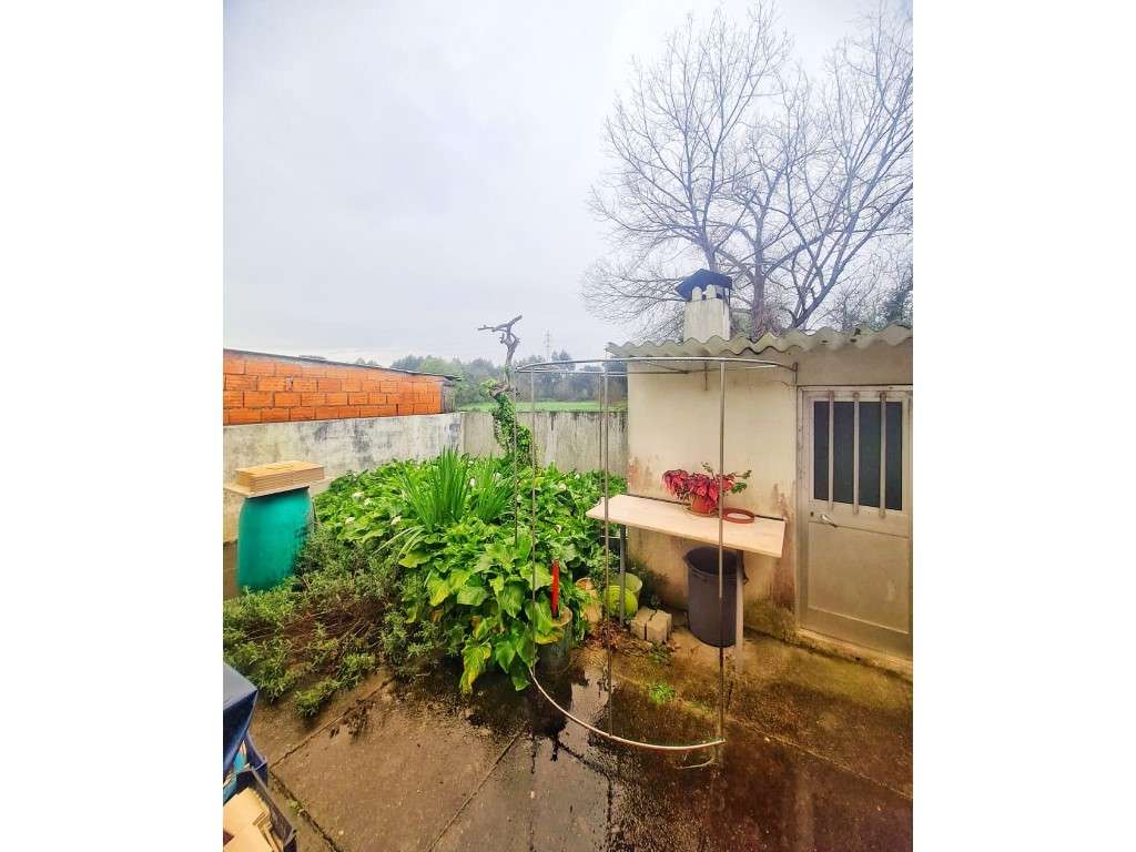 Moradia V4/T4 rés do chão e isolada em Guifões- Porto-21