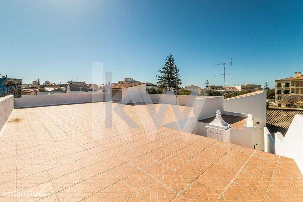 Moradia T7 em Loulé com jardim, 4 pátios e 2 garagens fechadas com arr - Grande imagem: 3/26