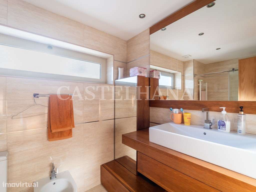 Moradia T4+1 com jardim, terraços e garagem privada, próxima a Mari...-30