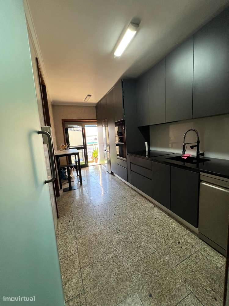 T3+1 + Escritório Gaia   Av  República Metro João  Deus Lugar Garagem-10