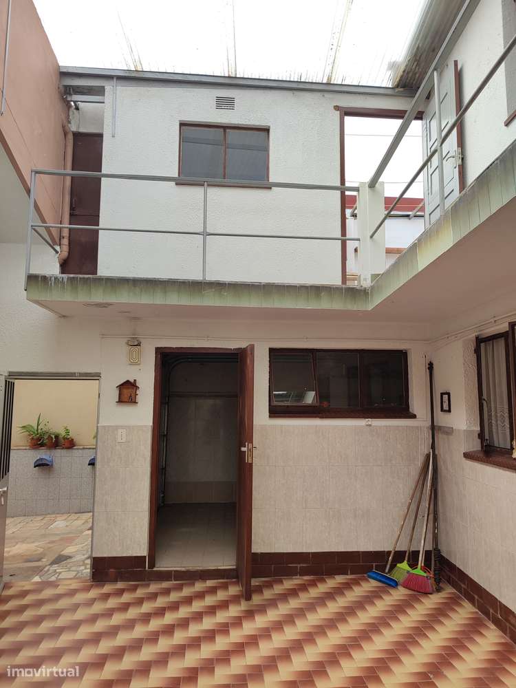 Moradia térrea com 4 frentes, garagem, anexos, jardim e bons acessos-51