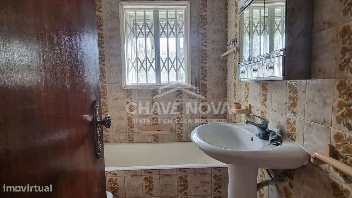 PS - Moradia T3 inserida num terreno com 1500 m² localizada em Pedroso - Grande imagem: 5/14