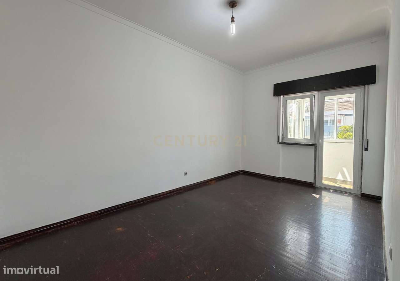 Apartamento T3 transformado em T2 | Amora-9