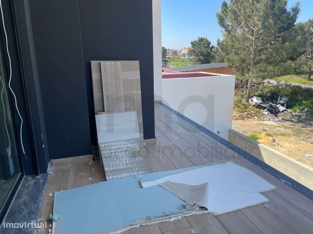 Moradia T3 com jardim e piscina em zona residencial tranquila-14