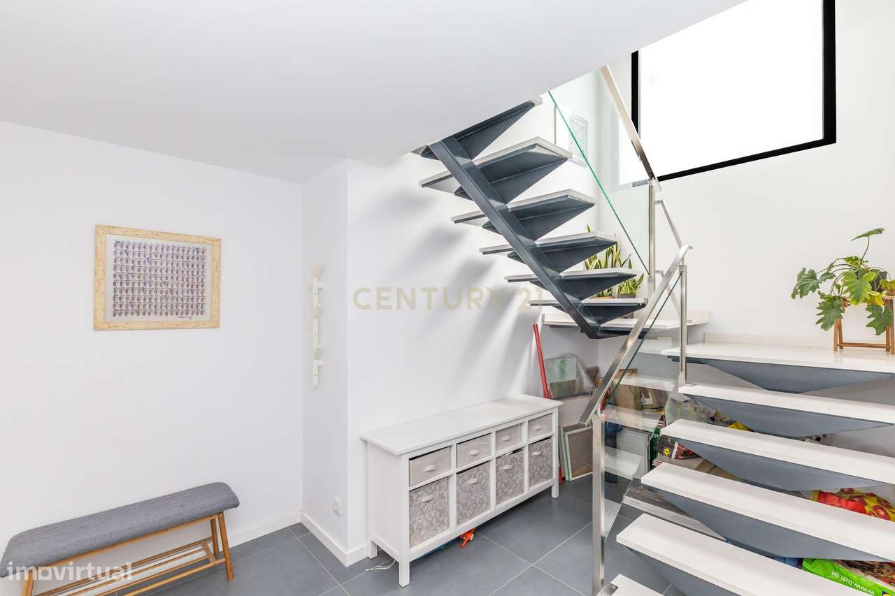 Moradia Isolada T4 de Prestígio – Bairro de São João, Sobreda-53