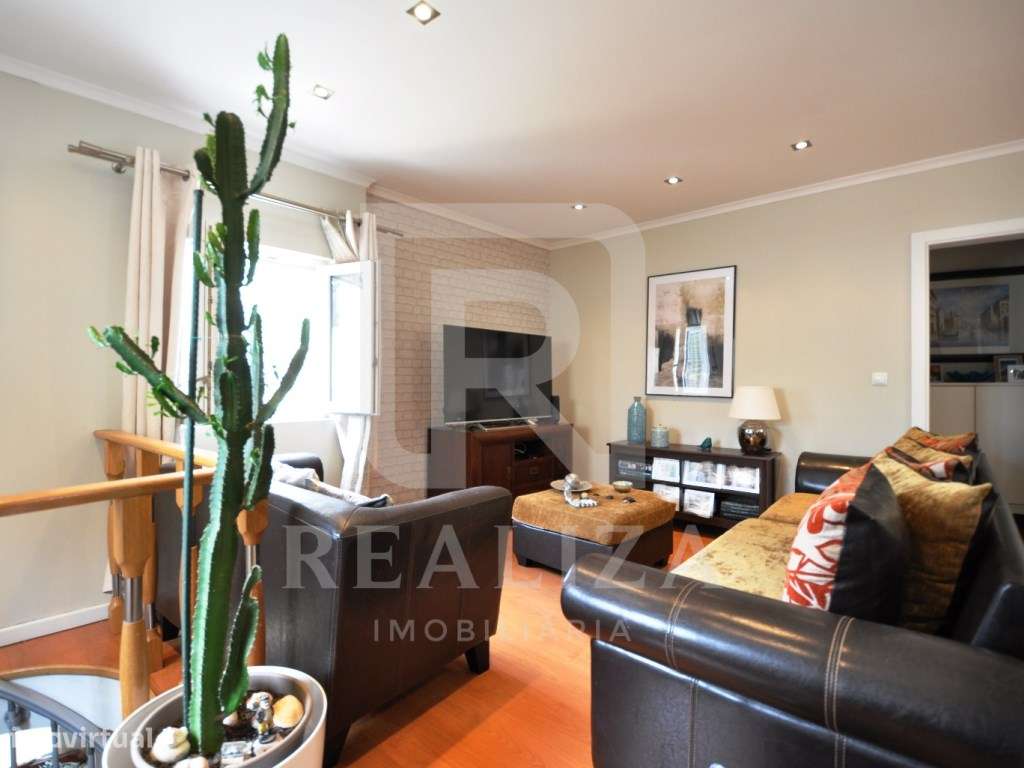 Moradia geminada remodelada T4 em Alapraia - Estoril - Grande imagem: 4/60