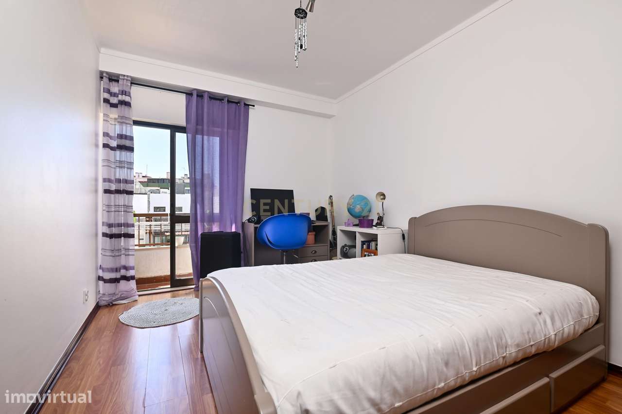Apartamento T3 semi-remodelado, luminoso e pronto a habitar, na Rincho-13
