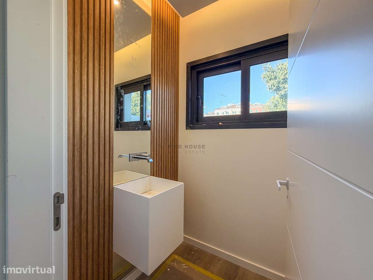 Vende-se Moradia T4 com jardim em Albarraque-9