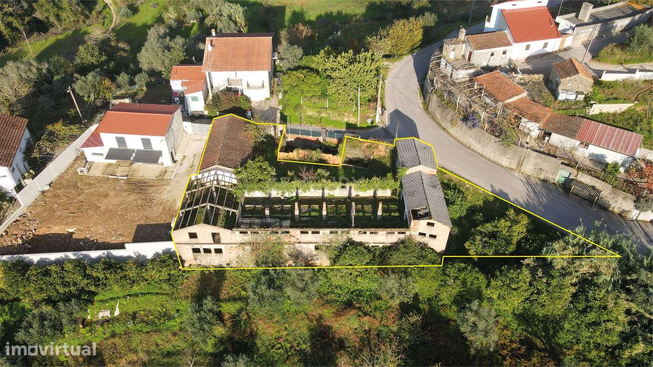 Ruína com terreno - Vila Nova, Miranda do Corvo - Grande imagem: 2/7