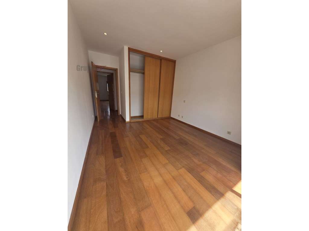 Moderno Apart. T2 com Garagem Box, Varanda Panorâmica e Lareira em ...-17