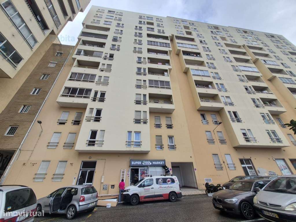 T3 no Centro do Carregado com 3 Varandas e Imenso Potencial-25