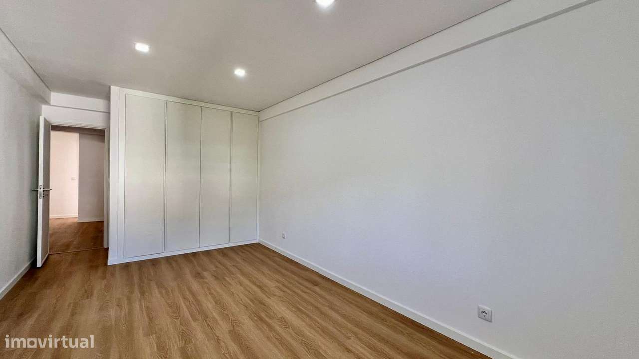 Apartamento T3+1 Duplex | 154 m² | Totalmente Remodelado | Queluz-32