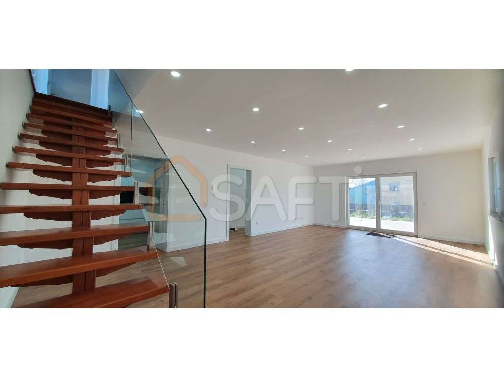 Moradia T5 Renovada com Piscina e Rooftop - Coimbrã, Peniche - Grande imagem: 2/29