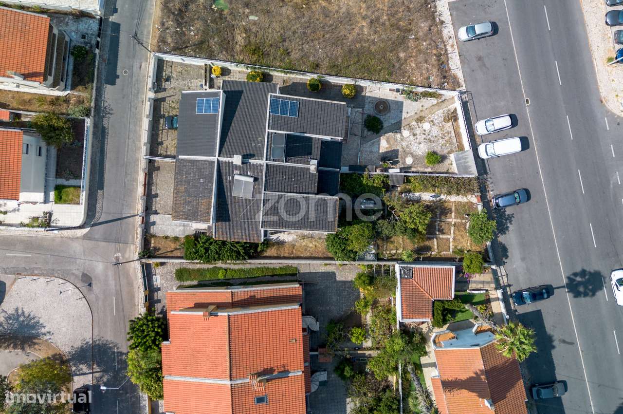 Moradia T4 (espaçosa) em Casais de Mem Martins-41