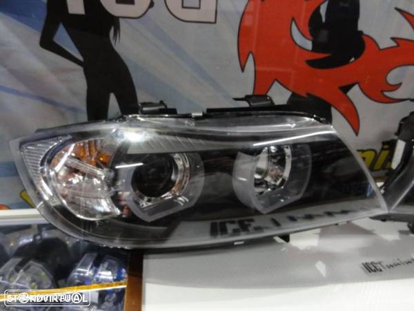 Farois Angel Eyes 3D Tipo U BMW E90 / E91 05-08 Fundo Preto - 3