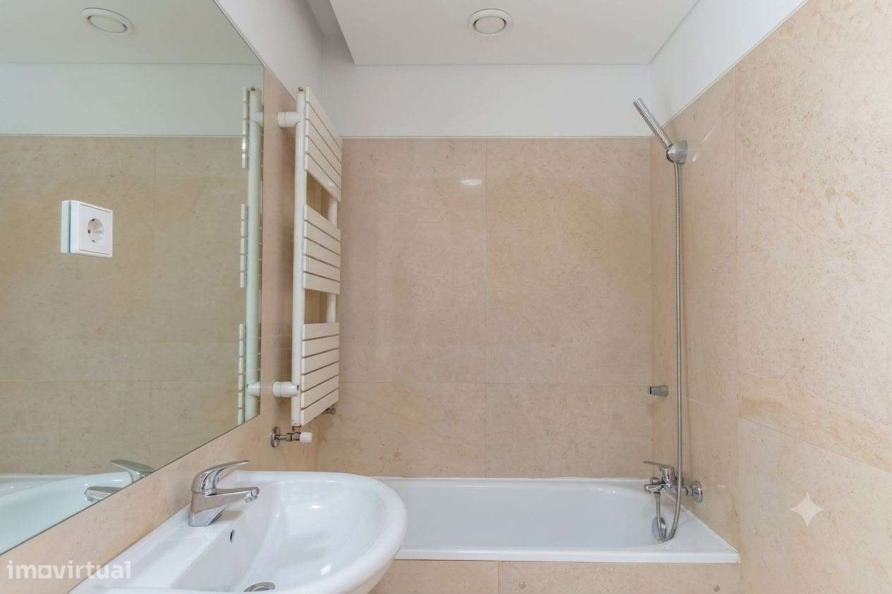 Apartamento T5 com 4 casas de banho e garagem-49