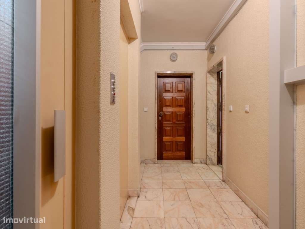 Apartamento T2 no Cacém com Arrecadação | Junto à Estação-21