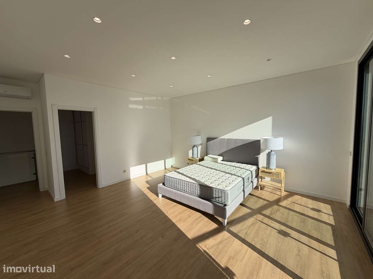 Moradia T4 NOVA com box e piscina-18