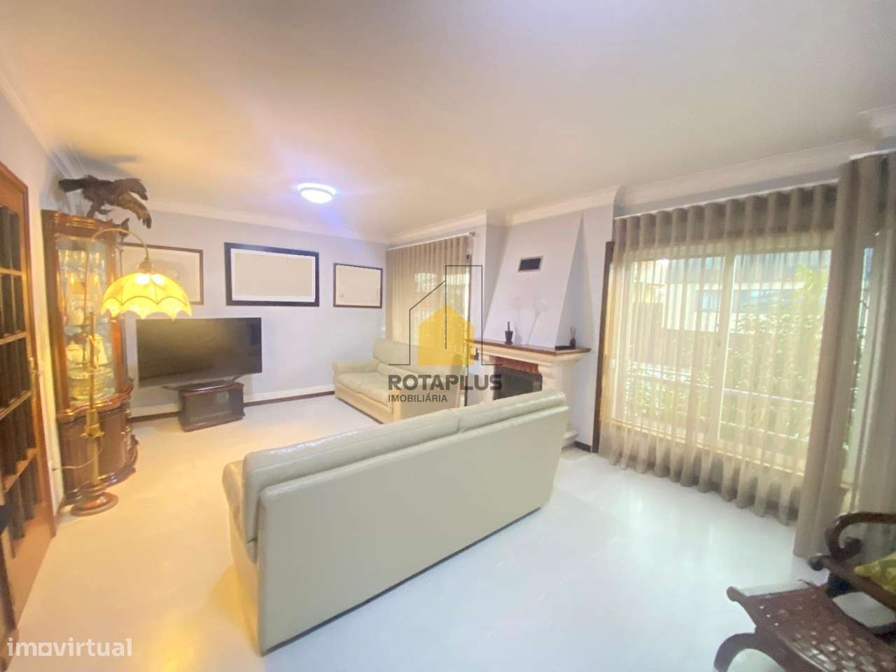 Moradia T4, Salão de Convívio e Excelente Localização-8