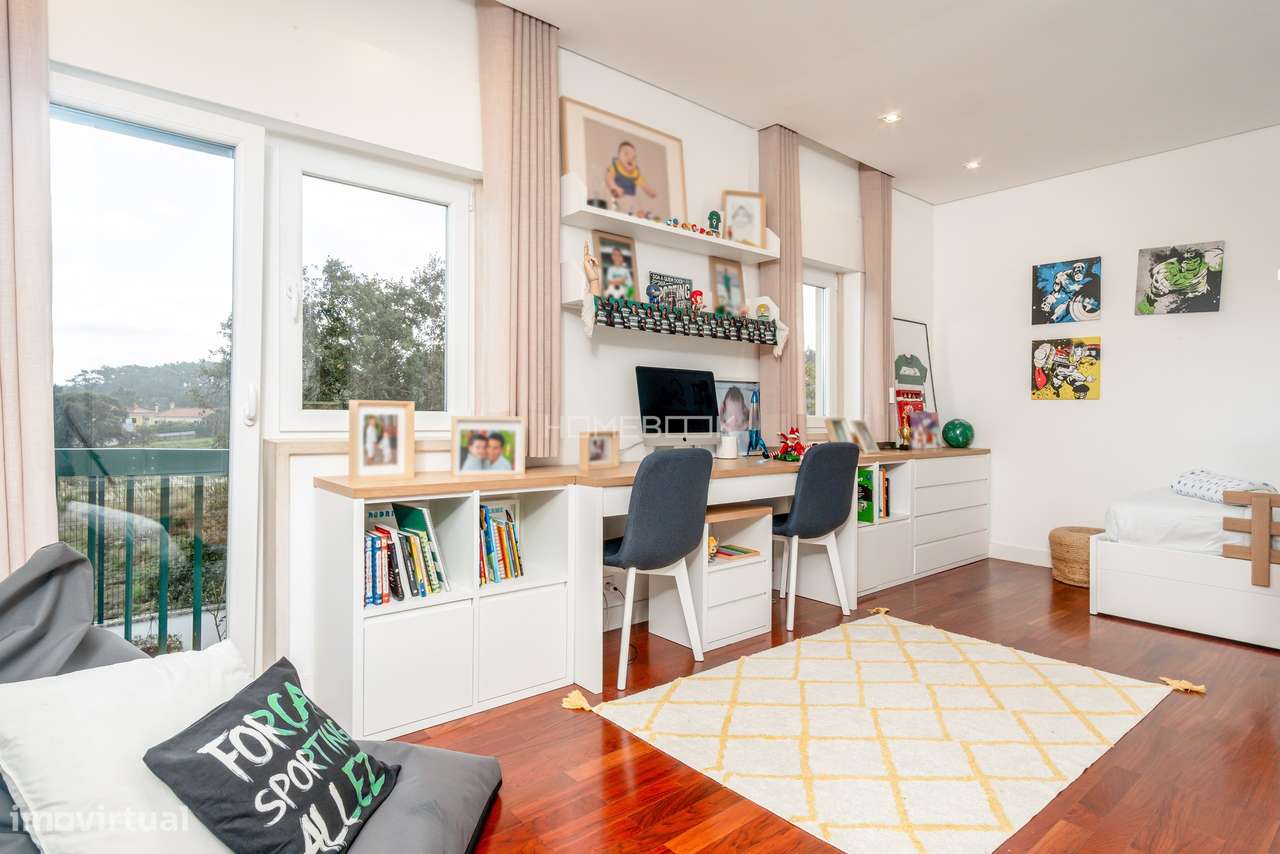 Moradia T5 renovada em condomínio fechado com piscinas, campo de ténis-30