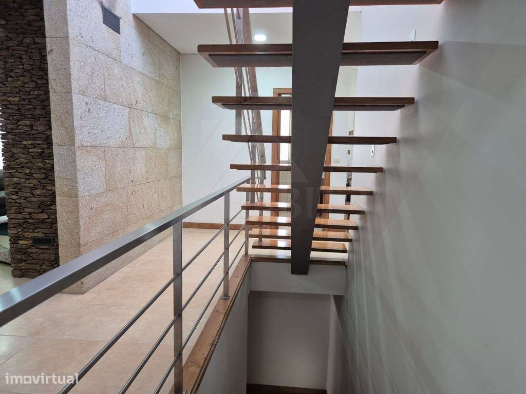Moradia T4 com Suite, Jardim e Garagem - Centro de Ponte de Lima-31