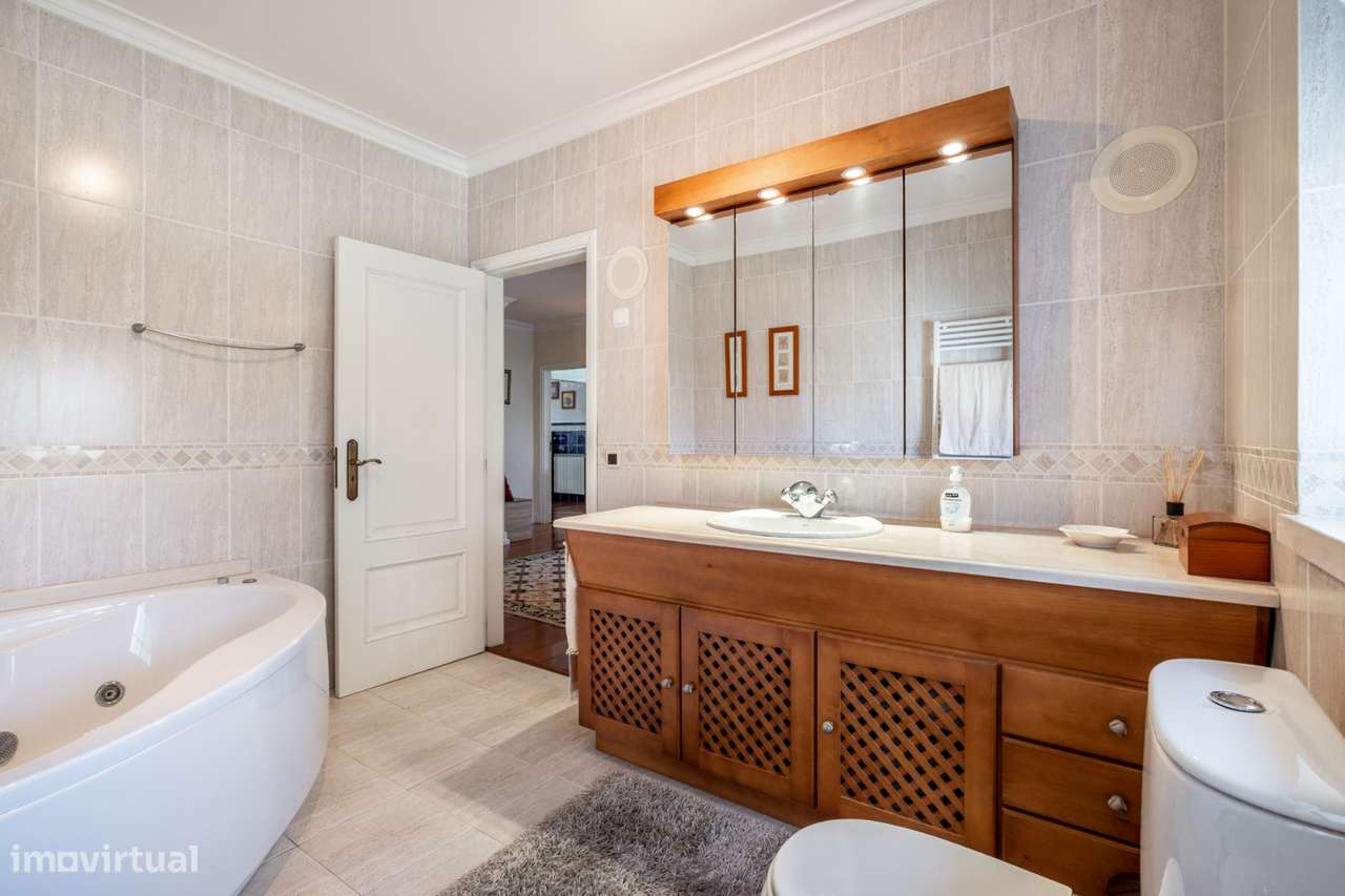 Luxuosa moradia, T5 com piscina e jardim em Pedrulheira-Marinha Grande-37
