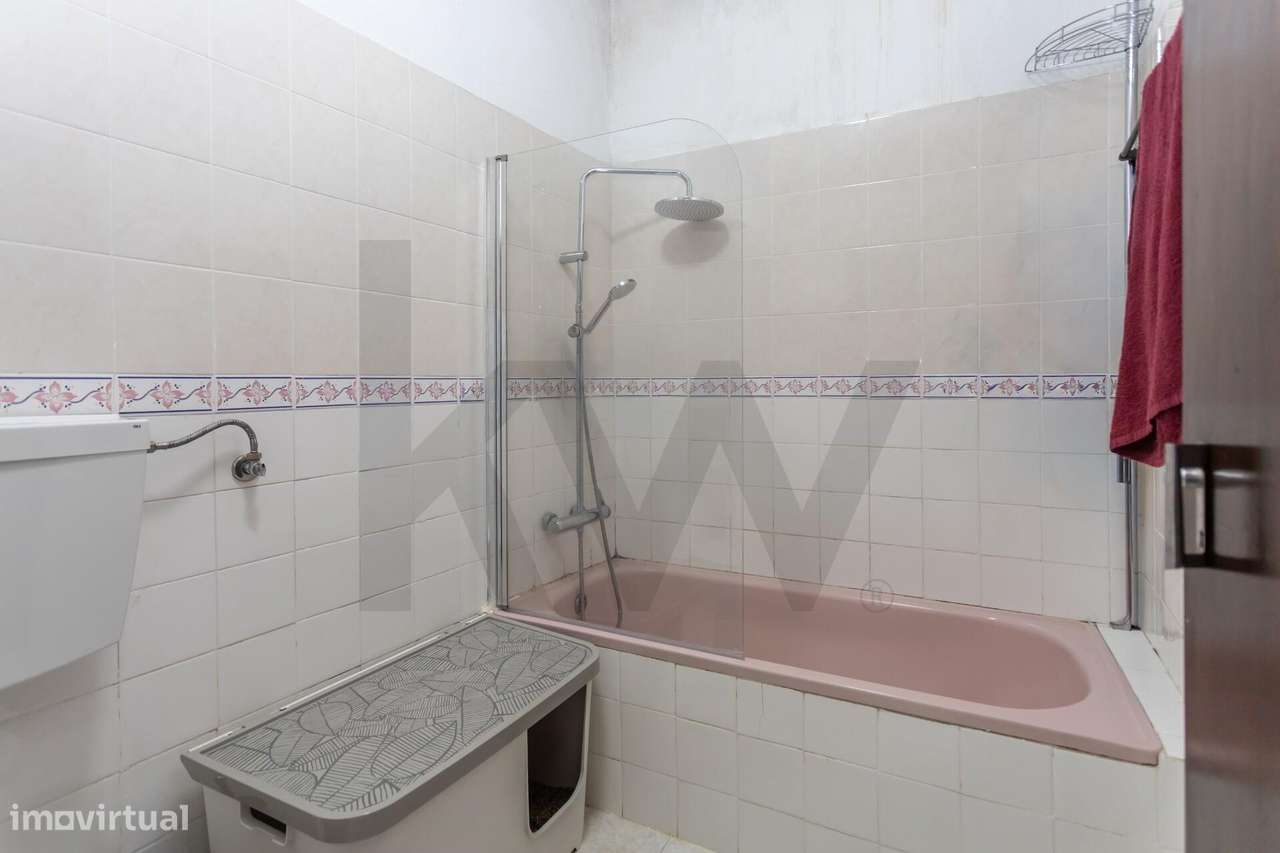 Moradia T2  com Garagem  e anexos inserida num lote de 1500 m2 de ter-24