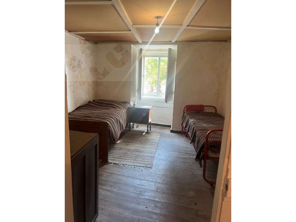 Moradia frente Monsanto, Excelente oportunidade, T2, por recuperar!-30