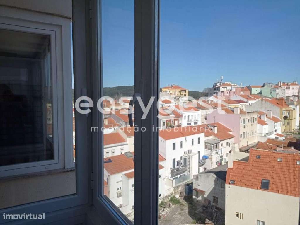 Apartamento T3 convertido em T2 remodelado em Campo de Ourique - Grande imagem: 2/14