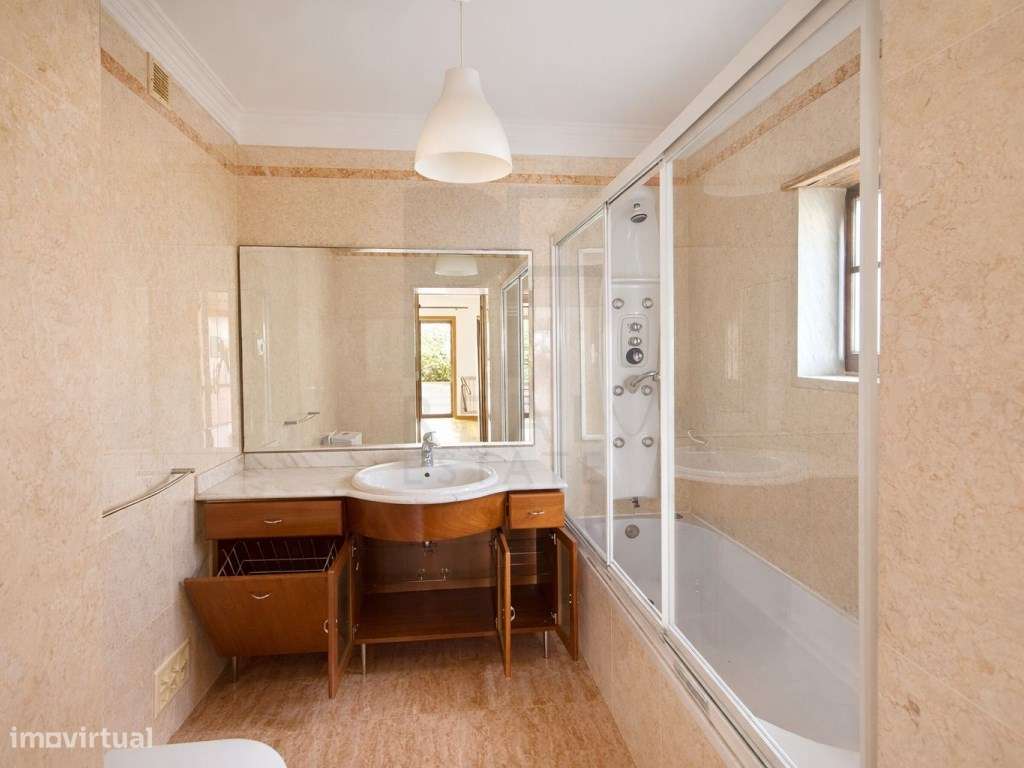 Excelente T3 com suíte, 3 varandas e garagem box em Cascais-29