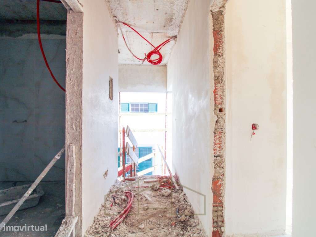 Moradia T4 Geminada com piscina na Sobreda-25