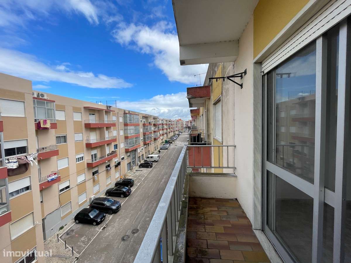 Apartamento T3, com Varanda, no Centro do Pinhal Novo-7
