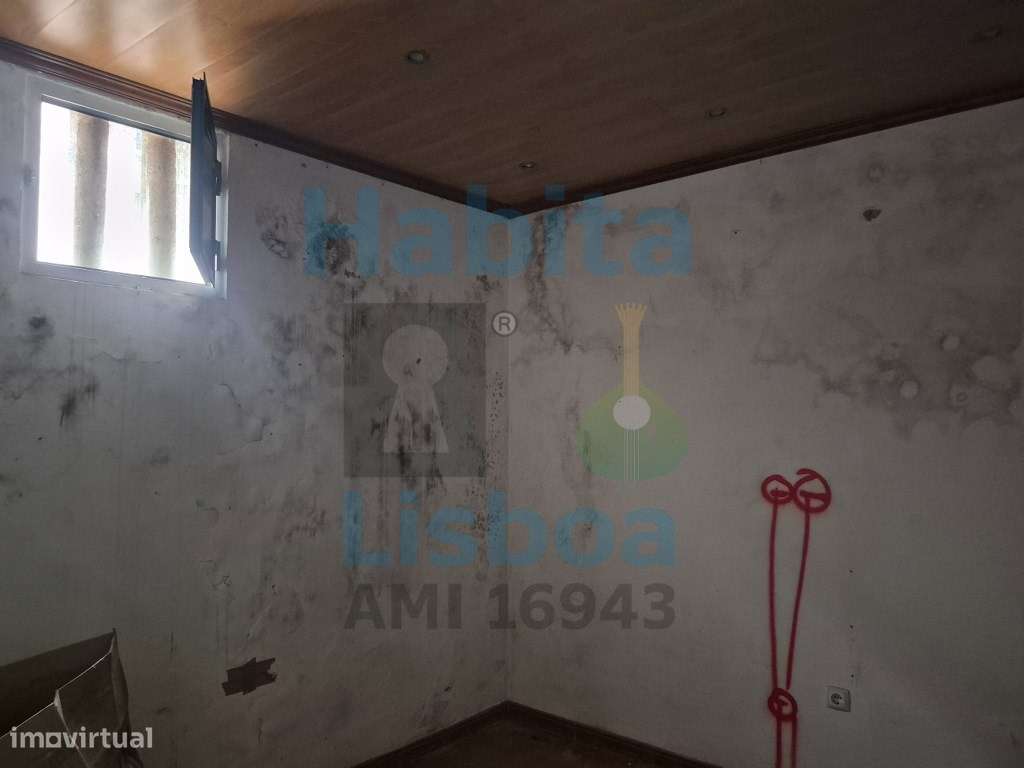 Moradia V2 para Venda em Vialonga - A Necessitar de Obras-11
