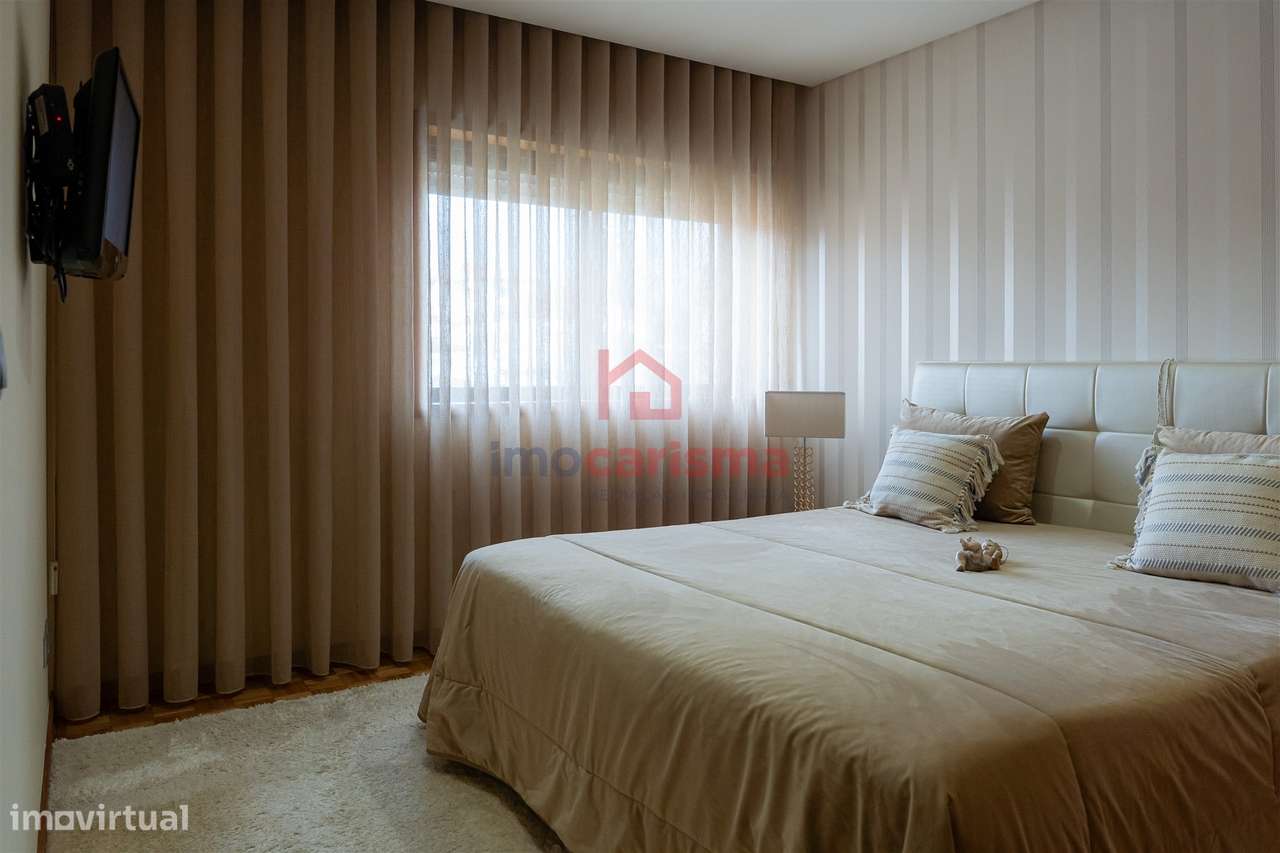 Apartamento T4 transformado em T3 no centro de Vila das Aves, Santo Ti-27