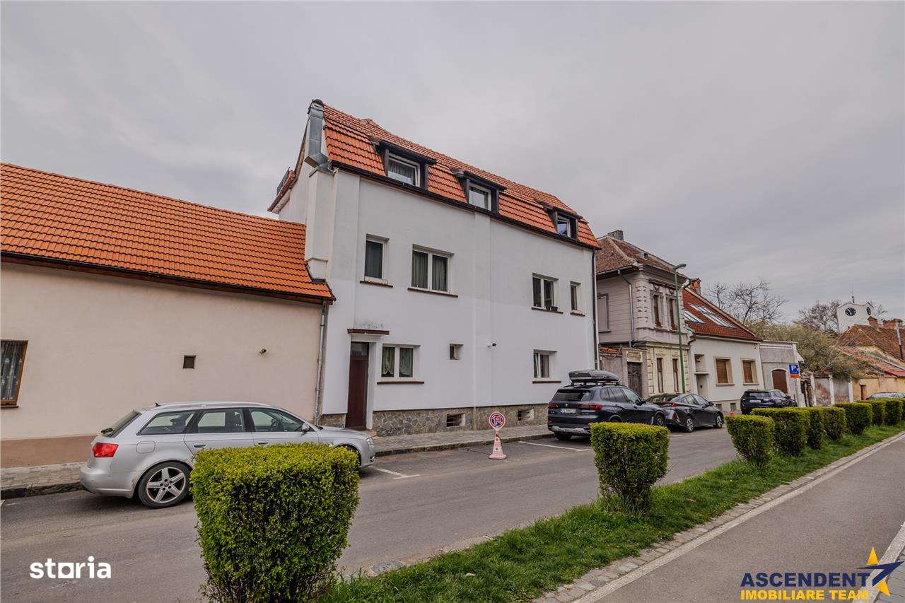 Locuinta cu caracter,doua niveluri,4 camere,terasa,garaj,curte,Centru - Imagine principală: 2/20