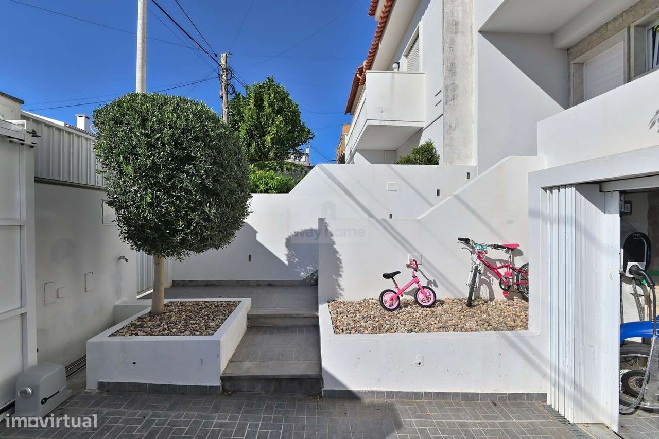 Moradia T3+1 | Sotão e Cave | Remodelada | Pátio Exterior | Amoreira-32