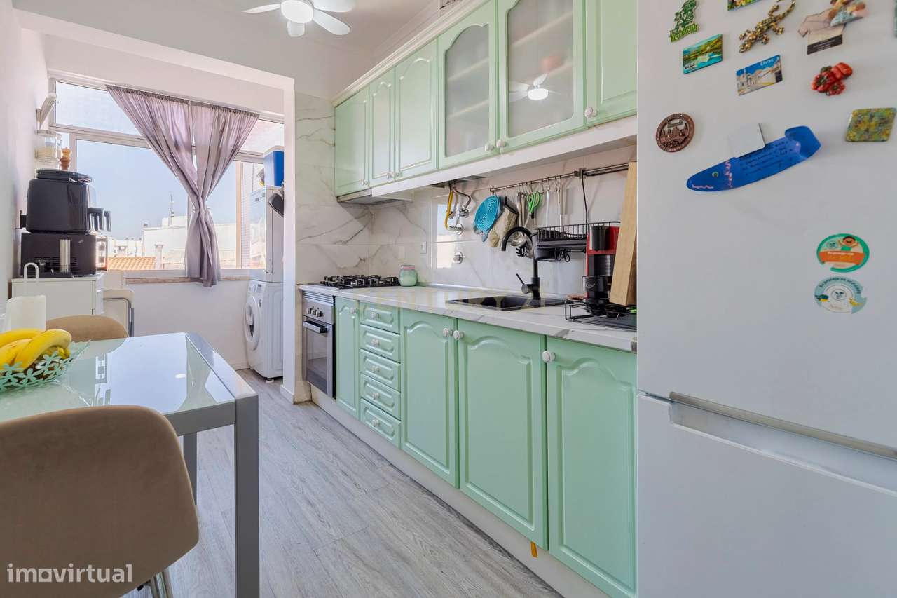 Apartamento T2/3  remodelado com excelente luminosidade e varanda fech-6