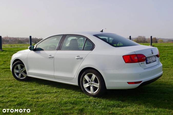 Volkswagen Jetta 1.6 TDI Comfortline - 5