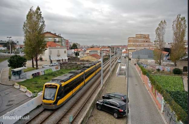 Vende-se T2 novo com varanda, à estação metro Francos-10